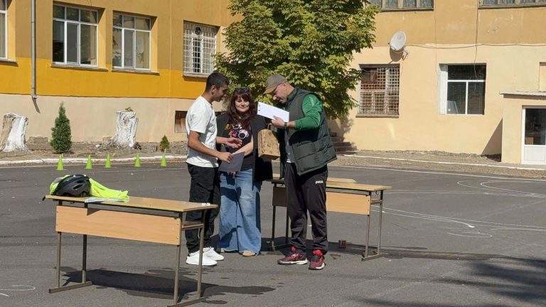 Подготовка на състезанието в двора на гимназията