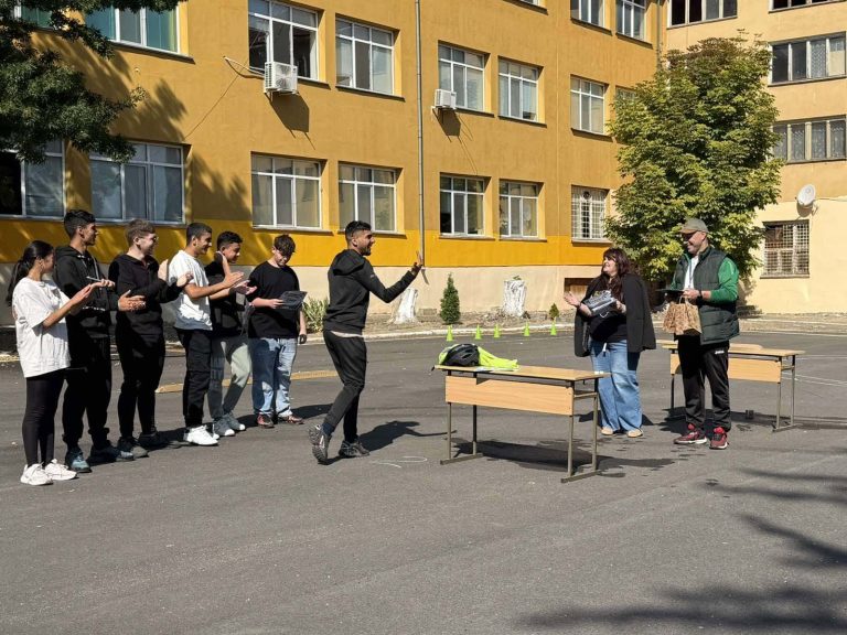 Учениците чакат старта на велосипедното състезание