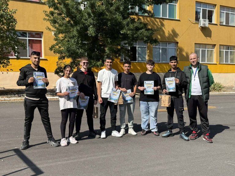 Участниците с грамотите си