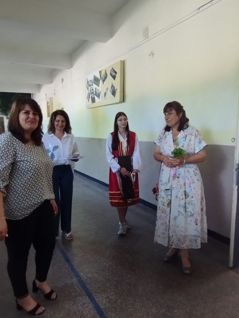 Гости на откриването в коридора на гимназията